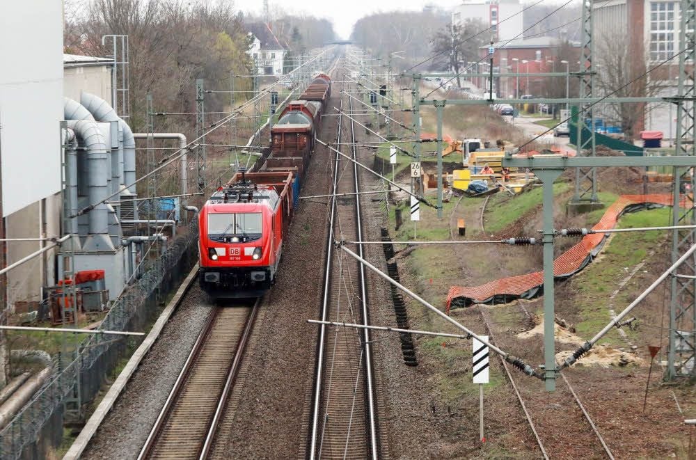 Die Bahnstrecke zwischen Dessau und Wolfen war im April wegen Bauarbeiten voll gesperrt.