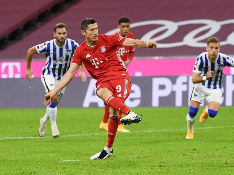 „Robert ist ein absoluter Torjäger”, sagt Trainer Hansi Flick. Foto: Sven Hoppe/dpa