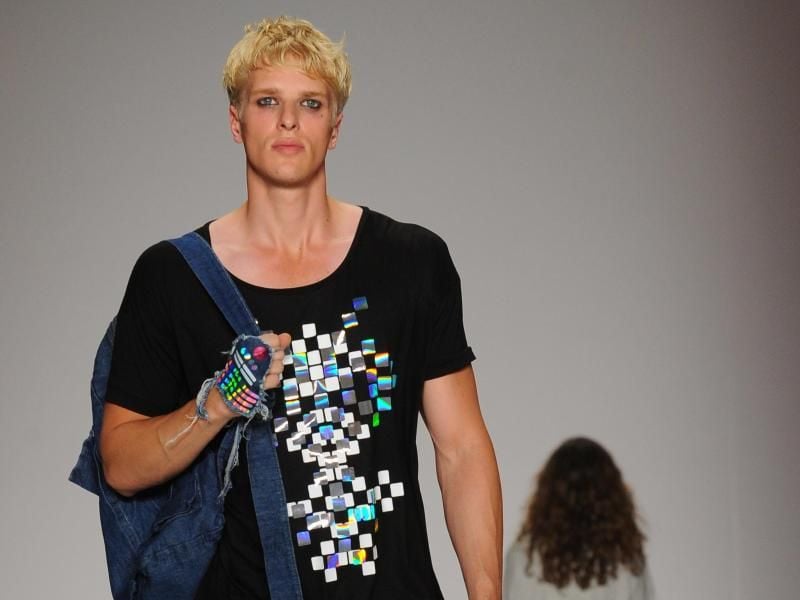 Model Mario Galla trägt eine Beinprothese. Oft wird er genau deshalb gebucht. Foto: Jens Kalaene