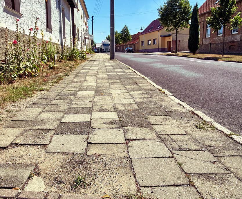 Die Gehwege an der Friedensstraße in Cörmigk sind noch unsaniert.
