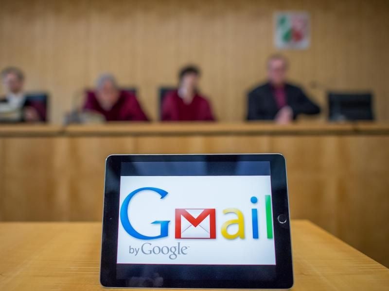 Ein iPad mit dem Logo des Google Dienstes Gmail steht auf einem Tisch beim Oberverwaltungsgericht in Münster. Foto: Guido Kirchner