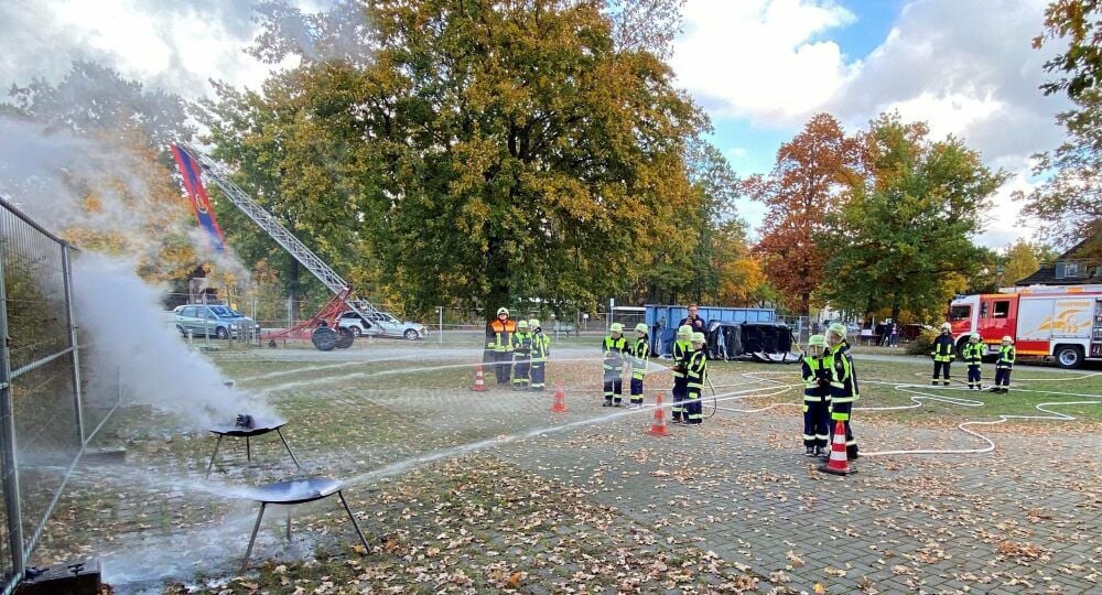 Die Jüngsten, die Mitglieder der Kinderfeuerwehr, demonstrierten in Mühlanger am Sonnabendnachmittag, was sie schon gelernt haben. Für sie hatten ihre Freunde von der „großen“ Feuerwehr allerdings extra Feuer gemacht. Entzündet nämlich in vier Feuerschalen. Und alle vier Löschgruppen der Kleinen bekämpften erfolgreich die Flammen. Was sie dann sichtlich stolz machte.