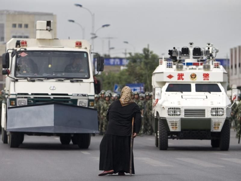 Massives Aufgebot von Sicherheitskräften bei einer Demonstration in Ürümqi in der Provinz Xinjiang. Foto: Diego Azubel/EPA/Archiv