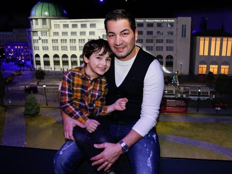 Der Schauspieler Bülent Sharif liest seinem Sohn Timucin-Khan Märchen vor - aber nicht alle. Foto: Gerald Matzka/dpa-Zentralbild/dpa