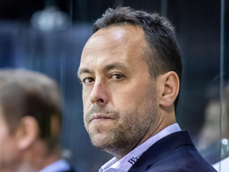 „Ich persönlich möchte glauben und bin mir sicher, dass er beides gewinnt”, sagt Marco Sturm. Foto: Marcel Kusch/dpa