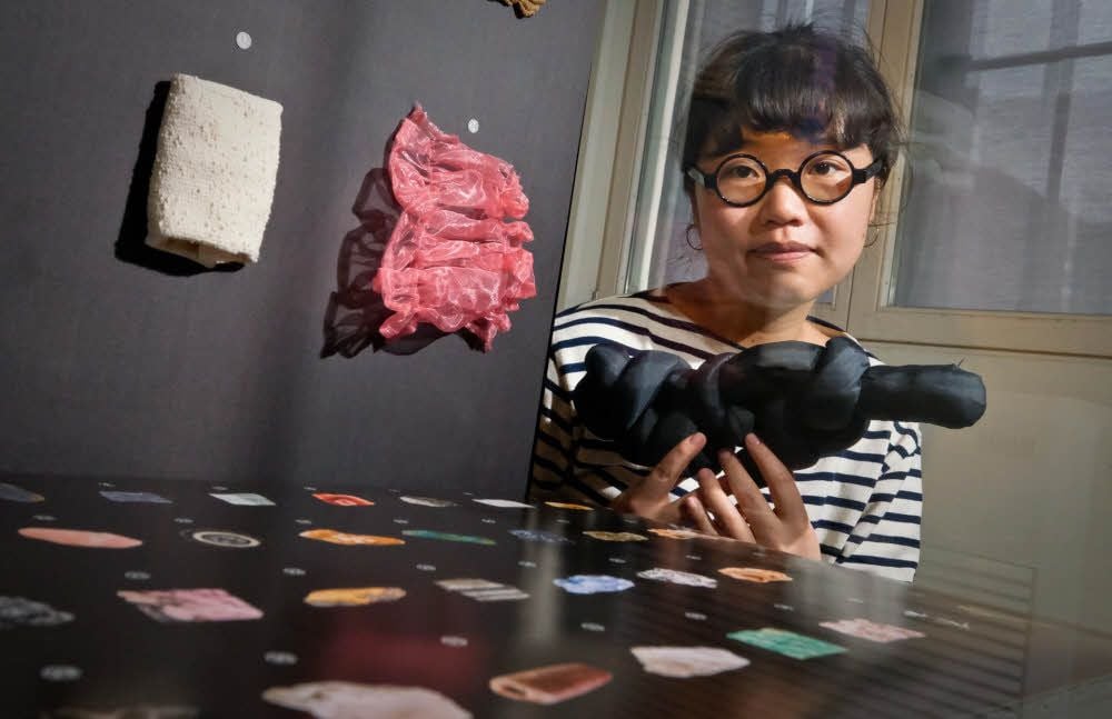 Die 28-jährige Textildesignstudentin Sungkyung Yoon hat im vergangenen Jahr einen der „Giebichen-Stein“ genannten Designpreise gewonnen. Auch ihre gekürten Arbeiten haben etwas mit Stein zu tun.
