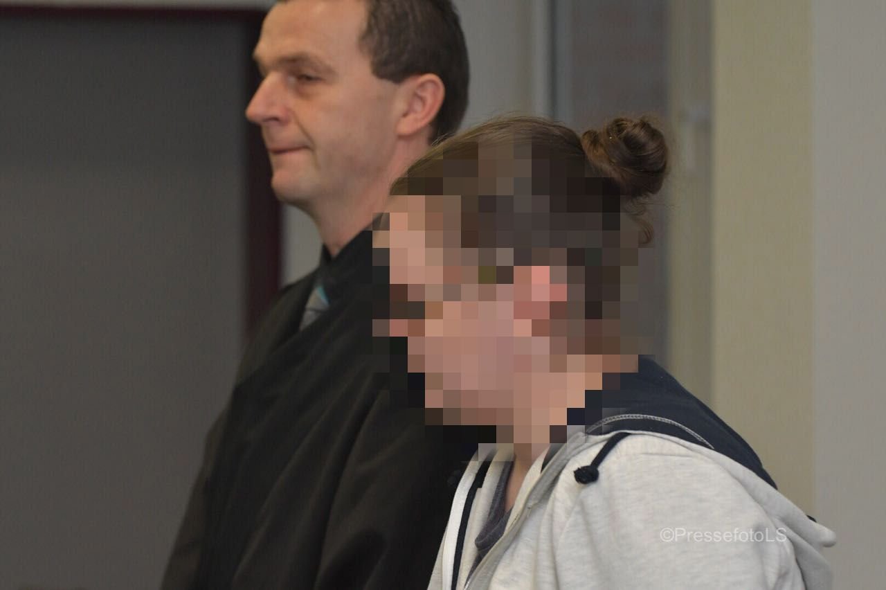 Die Angeklagte am ersten Verhandlungstag vor dem Landgericht Dessau.