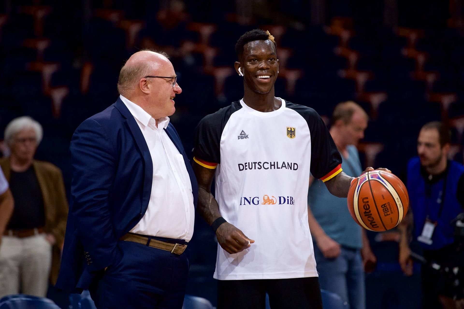 DBB-Präsident Ingo Weiss, hier mit Nationalspieler Dennis Schröder.