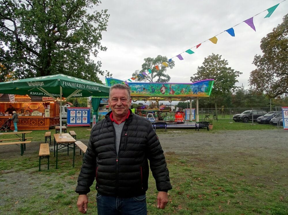 Der Jessener Schausteller Mario Sperlich auf dem Oktoberjahrmarkt.