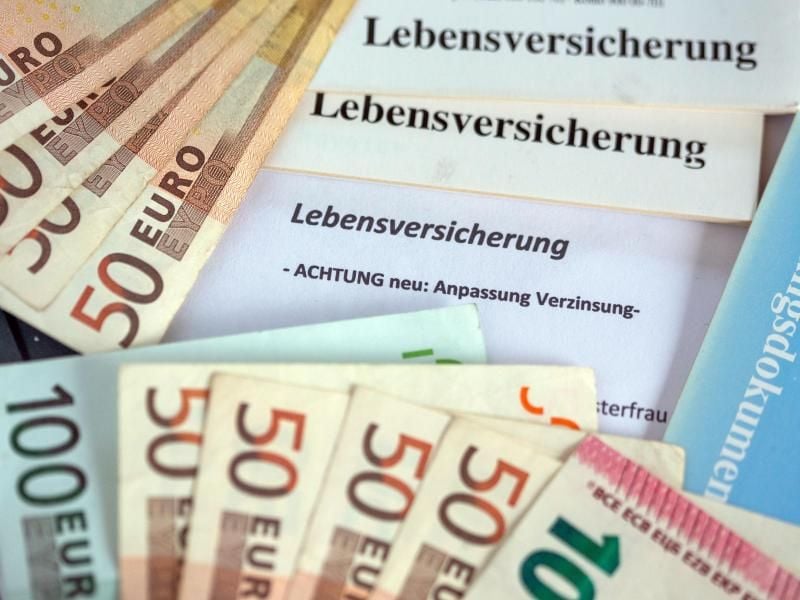 Lebensversicherung: Unterlagen mit Euro-Geldscheinen. Foto: Jens Büttner