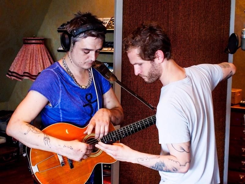 Peter Doherty und Johann Scheerer bei einer Aufnahmesession zum Album „Hamburg Demonstrations”. Foto: Gerrit Starczewski/Johann Scheerer ∆ Clouds Hill