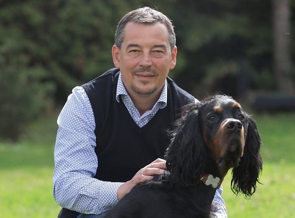 Die Gordonsetter Lennox (im Bild) und Emily sind für den OB-Kandidaten Falko Kadzimirsz ein sehr wichtiger Bestandteil seines Lebens.