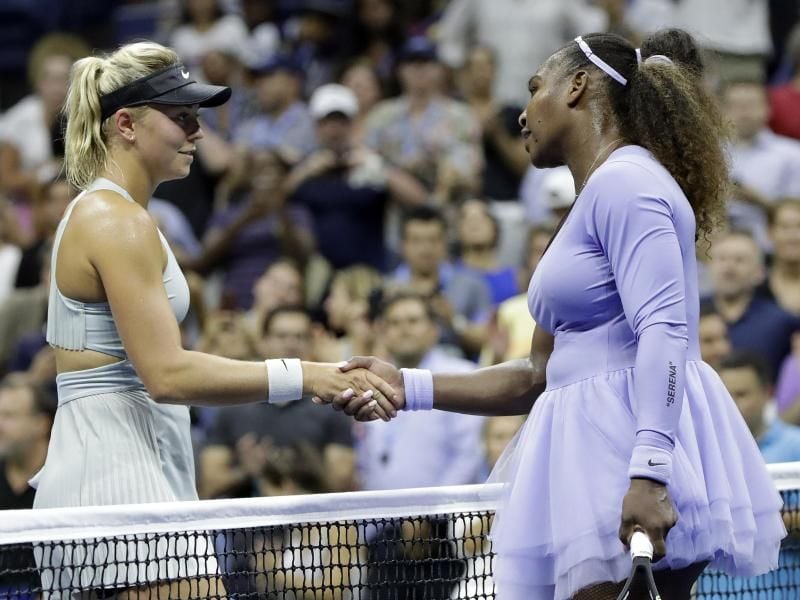 Carina Witthöft (l) musste sich in New York Serena Williams geschlagen geben. Foto: Julio Cortez/AP