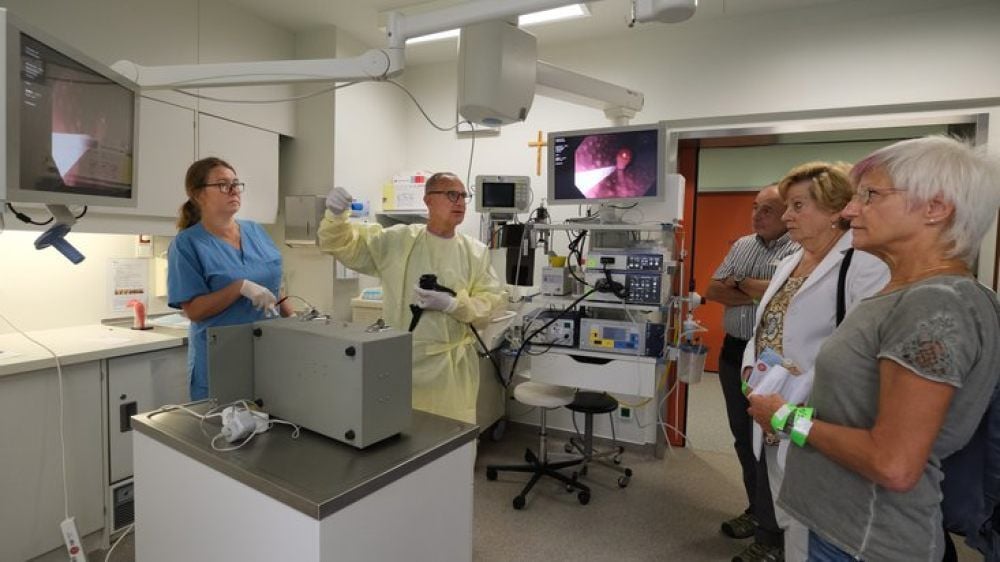 Gastroenterologe Dr. Georg Hübner (2.vl) und Schwester Dorothee Gilch zeigen den Besuchern, wie eine Endoskopie des Magens funktioniert.