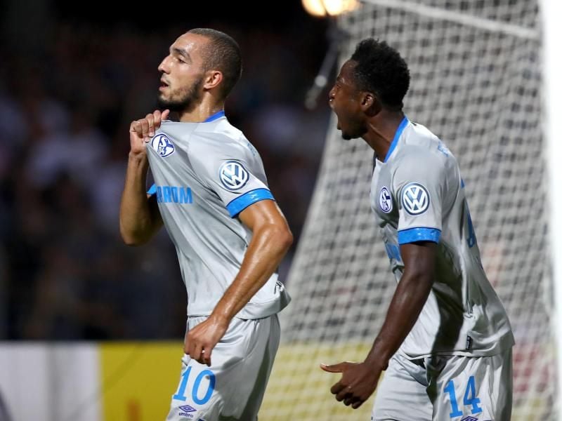 Schalkes Nabil Bentaleb (l) feiert sein Tor zum 1:0 in Schweinfurt. Foto: Daniel Karmann