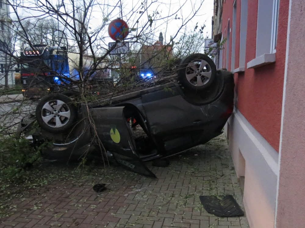 Das Auto blieb auf dem Dach liegen, beide Insassen kamen schwer verletzt in ein Krankenhaus.