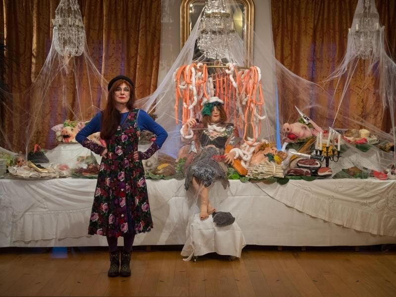 Die Künstlerin stellt im Privatmuseum im Gasthaus Schwanen in Haigerloch ihre Figur aus. Foto: Marijan Murat/dpa