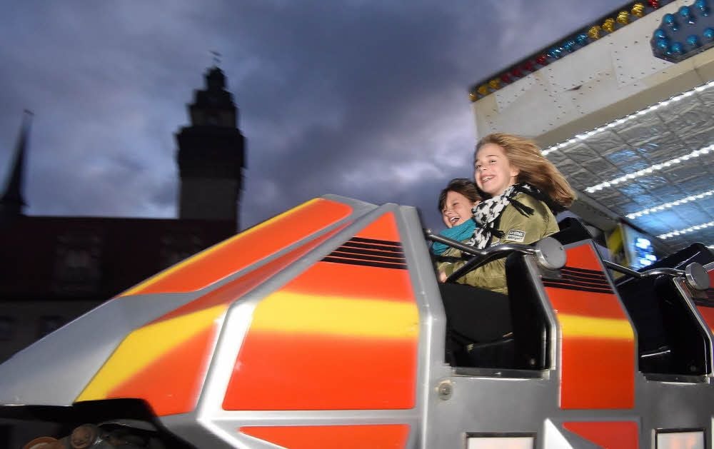 Milena Levin (links) und Johanna Mühlberg fuhren zum Auftakt des Zuckerfestes auf dem Altmarkt Achterbahn.