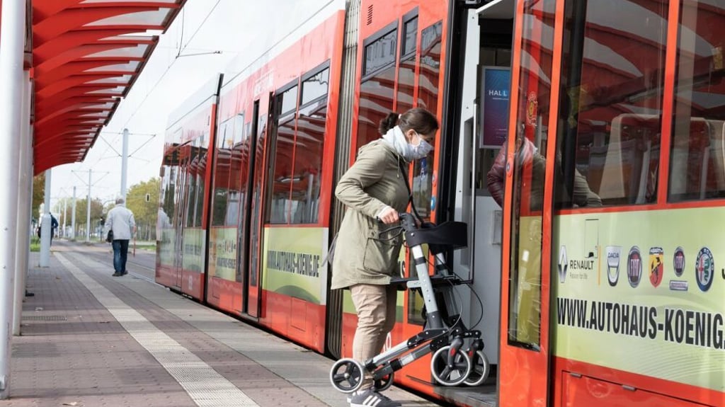 Die Straßenbahn ist für Daria Jung die einzige Möglichkeit, in die Innenstadt zu gelangen.
