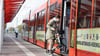 Die Straßenbahn ist für Daria Jung die einzige Möglichkeit, in die Innenstadt zu gelangen.