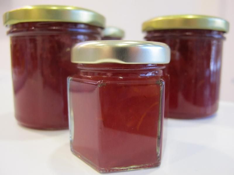 Nur auf Wochen- und Bauernmärkten dürfen sämtliche Fruchtaufstriche als Marmelade verkauft werden. Im Supermarkt müssen Produkte mit dieser Bezeichnung aus Zitrusfrüchten bestehen. Foto: Lea Sibbel