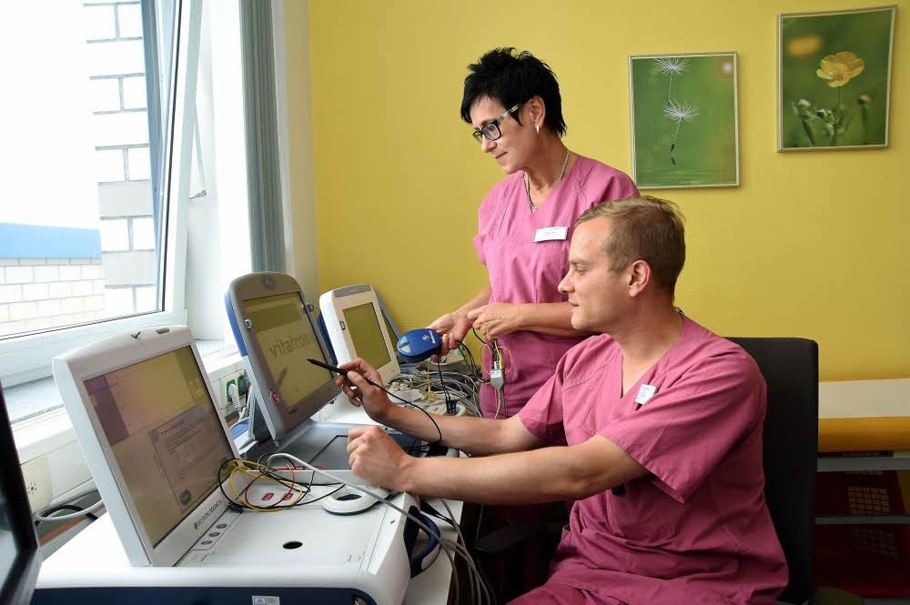 Oberarzt Rico Hildwein bereitet mit Claudia Seuß, Leiterin Funktionsdiagnostik, die Untersuchungen vor.