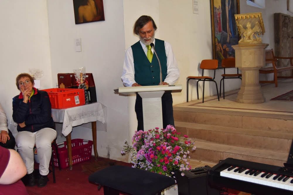 Heitere Reime über eine Chorprobe trägt Martin Reschke vor.