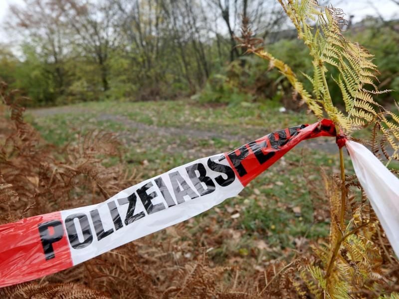 Ein Absperrband der Polizei in dem Waldstück bei Wenden, in dem der tote Schüler entdeckt wurde. Foto: Roland Weihrauch
