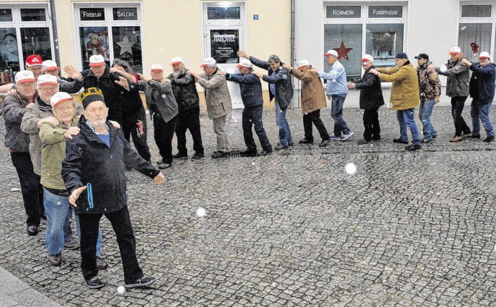Alle mir nach! Bernd Rudloff, der Chef der „Unsterblichen“, führt die Polonaise auf dem Hettstedter Marktplatz an - selbst bei Regen.