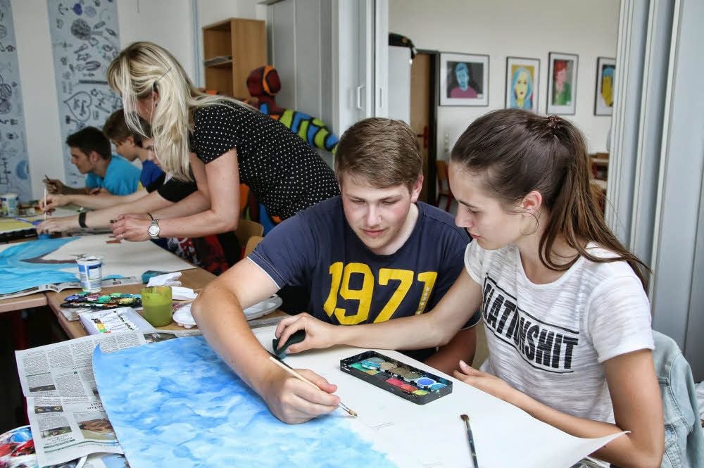 Amy Dietrich und Hannes Kiel malen die Thyratalbrücke.