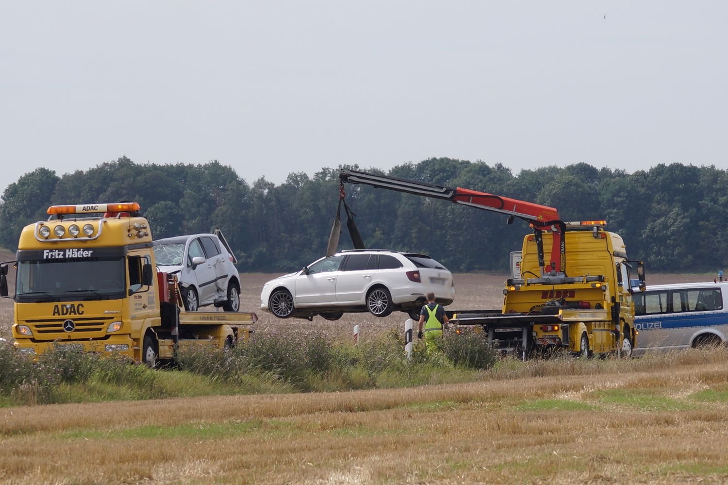 Drei Fahrzeuge sind bei dem Unfall beschädigt worden.