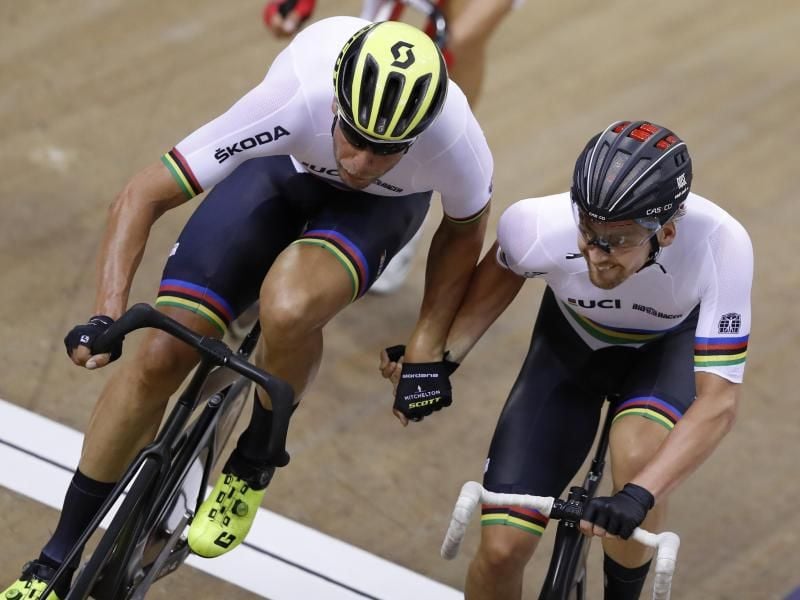 Roger Kluge (l) und Then Reinhardt beim Madison-Finale in Aktion. Foto: Darko Bandic/AP