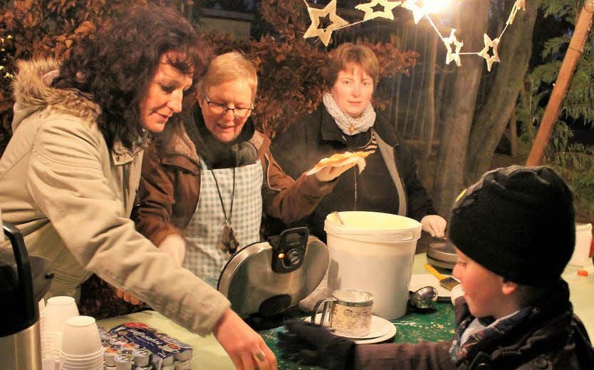 Heiß begehrt waren die frischen Waffeln bei Kathrin Geserick, Irmgard Simon und Dörte Lindemann (von links).