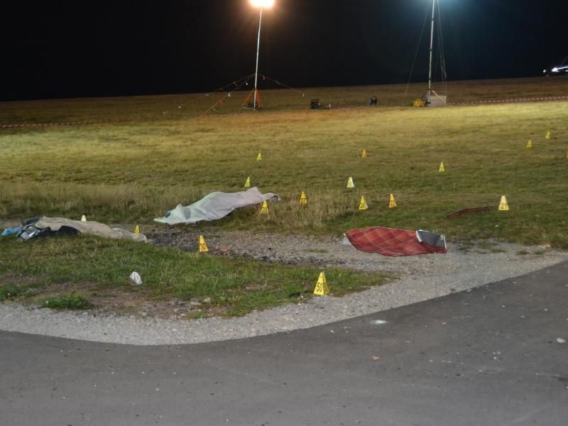 Nach einem Flugunfall liegen die abgedeckten Leichen der drei Todesopfer auf dem Flugplatz auf der Wasserkuppe. Foto: Jörn Perske/Archiv