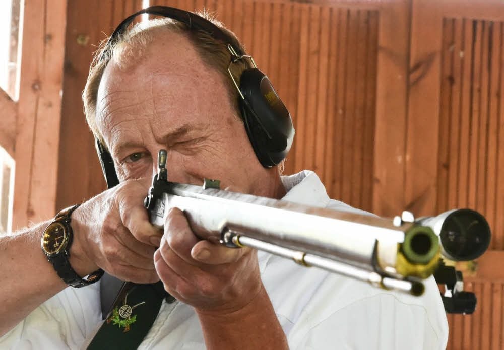Holger Kramer aus Kleingestewitz nimmt die Zwölferscheibe ins Visier.