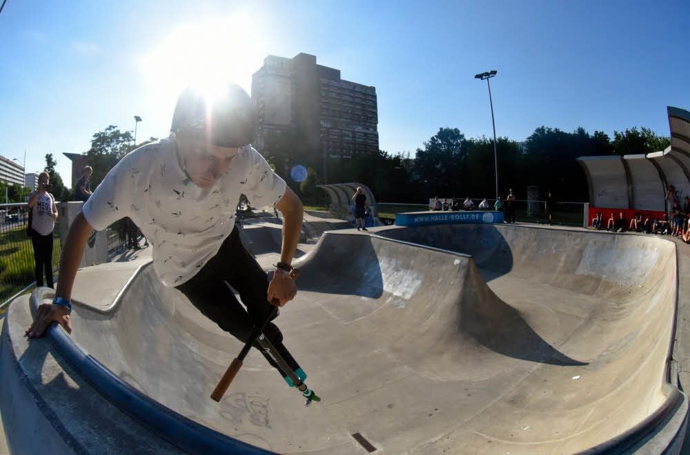 Tristan Anderman aus Melbourne testet den Skatepark in Halle.
