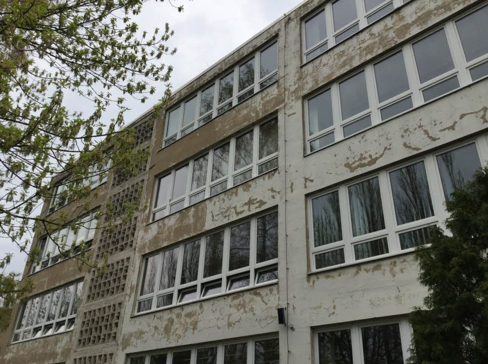 Von diesem Teil der Fassade der Sangerhäuser Pestalozzischule bröckelt der Putz ab.