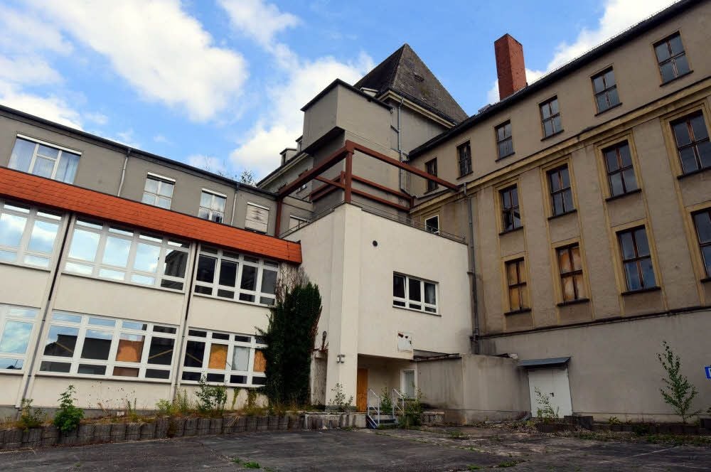 Das ehemalige Krankenhaus von Hohenmölsen steht seit einigen Jahren leer. Jetzt soll es zum Gesundheitshotel umgebaut werden. Viele Hohenmölsener wünschen sich, noch einen letzten Blick in die verlassenen Räume werfen zu können. Dieser Wunsch soll erfüllt werden, verspricht der neue Eigentümer.