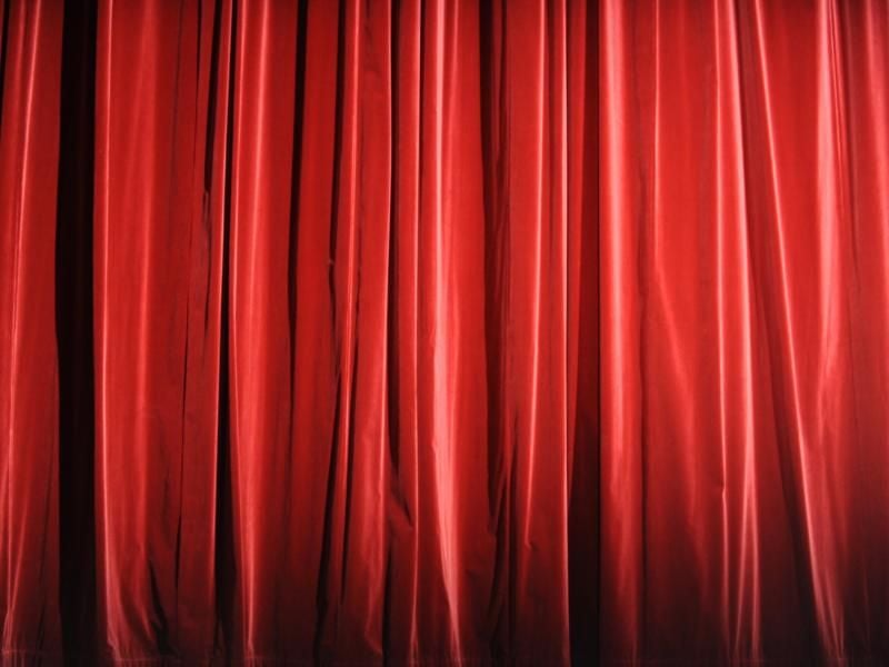 Der rote Vorhang ist vor der Fotoprobe in einem Theater geschlossen. Foto: Marcus Brandt/Archiv