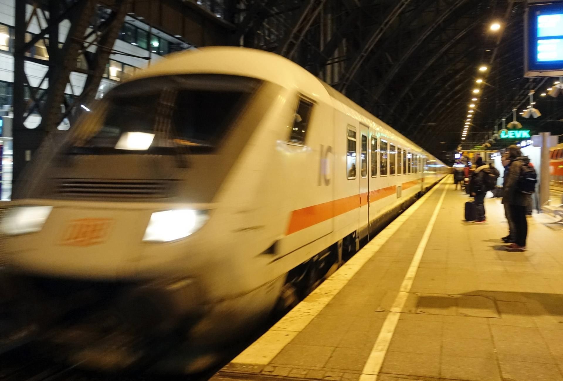 Ein Intercity-Zug der Deutschen Bahn bei Nacht. (Symbolbild)