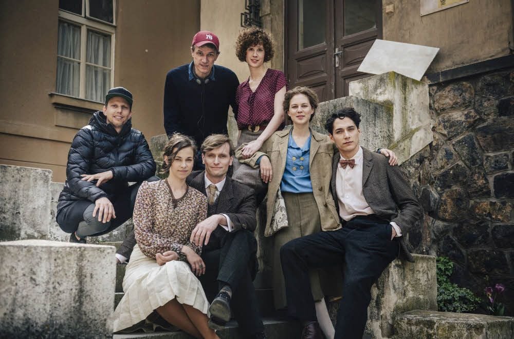 Das Team des Eventfilms „Bauhaus“ vor und hinter der Kamera zum Drehstart: Kameramann Christian Stangassinger, Marie Hacke (Anni), Regisseur Gregor Schnitzler, Ulrich Brandhoff (Juppi), Julia Riedler (Dörte), Alicia von Rittberg (Lotte) und Noah Saavedra (Paul).