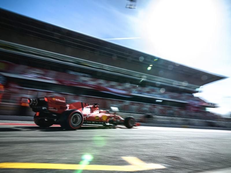 Sebastian Vettel fährt im roten Ferrari an der Tribüne des Circuit de Barcelona-Catalunya vorbei. Foto: Matthias Oesterle/ZUMA Wire/dpa