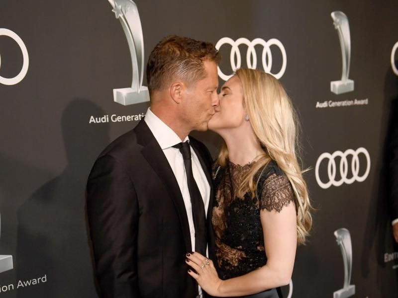 Ein inniger Moment der Zweisamkeit: Bei der Verleihung der Audi Generation Awards in München küsst Til Schweiger seine Freundin Francesca Dutton. Foto: Felix Hörhager