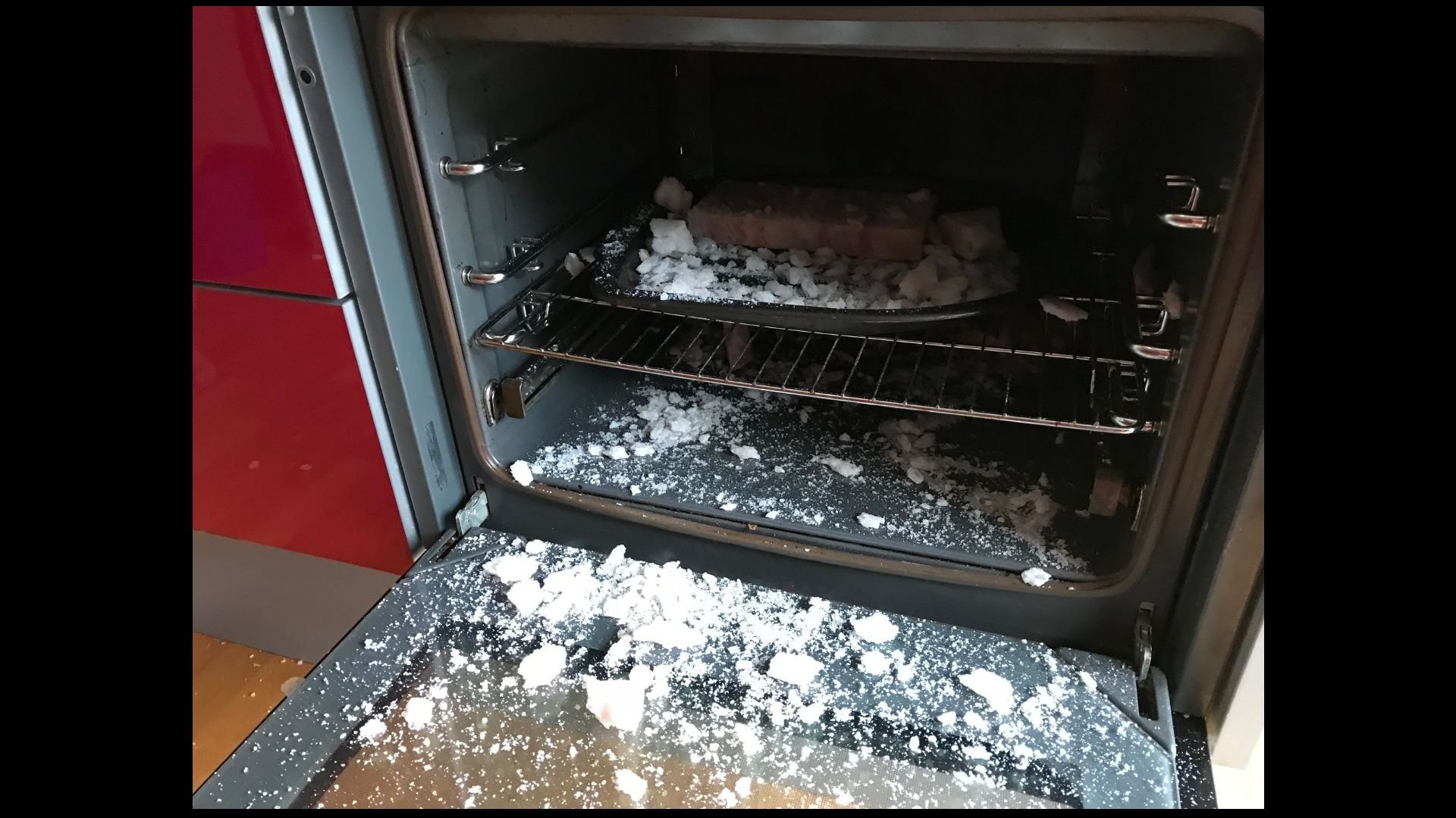 Der explodierte Salzstein im Backofen.