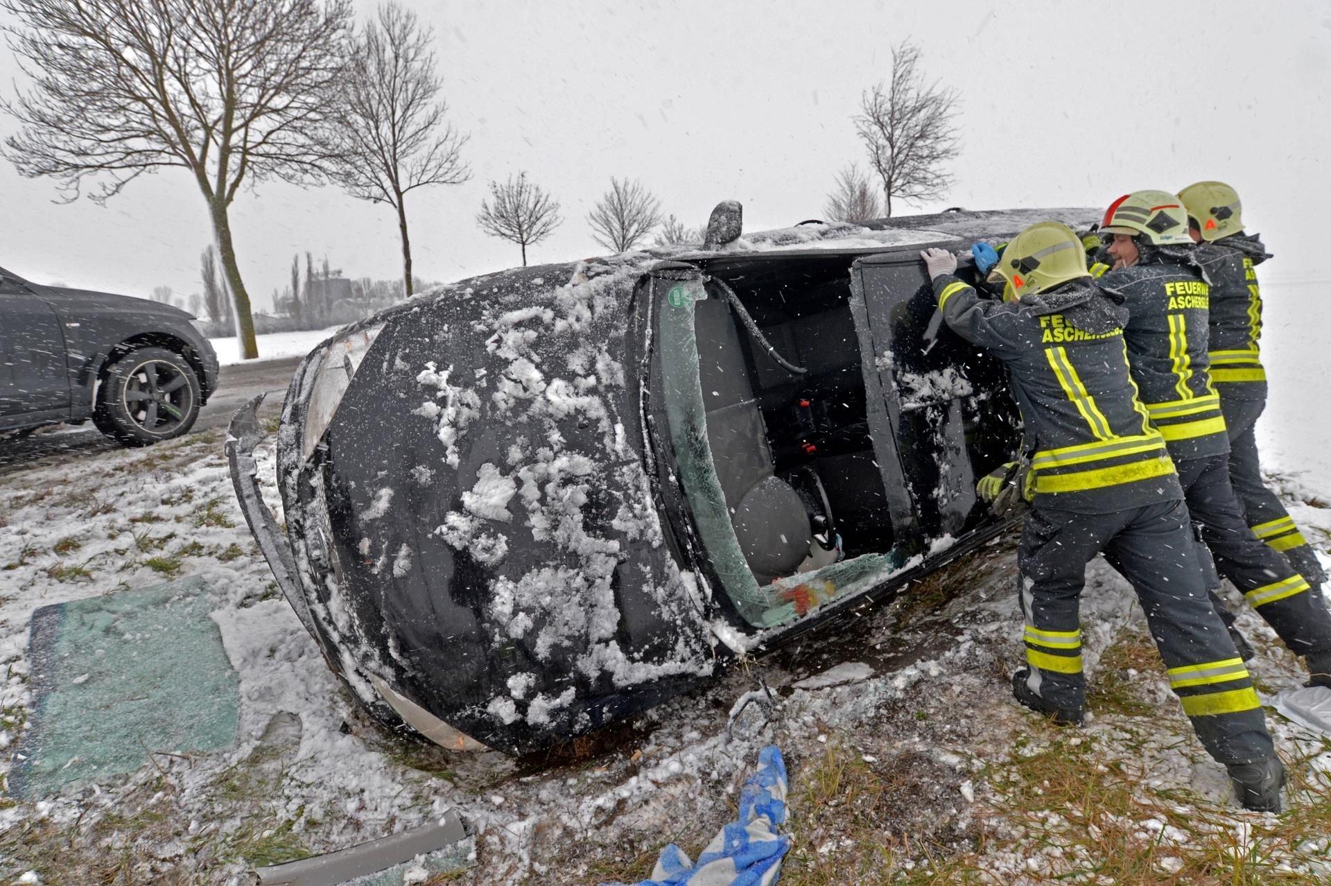 Ein Unfall ereignete sich auf der B180 bei Schneetreiben zwischen Aschersleben und Winningen.