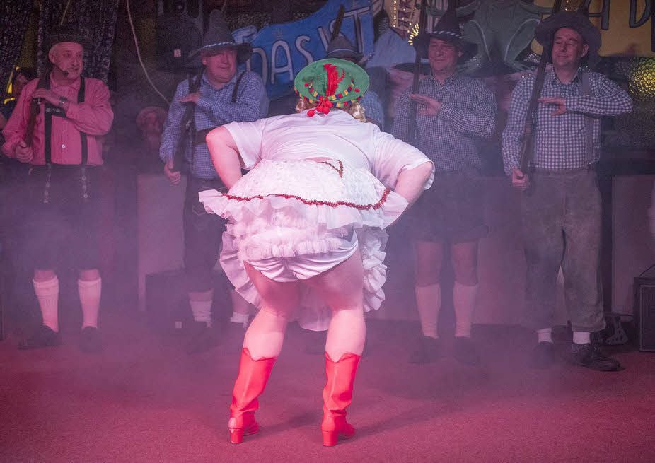 Immer in Top-Form: René Wolfgramm als Tanzmariechen zusammen mit dem Garderegiment.