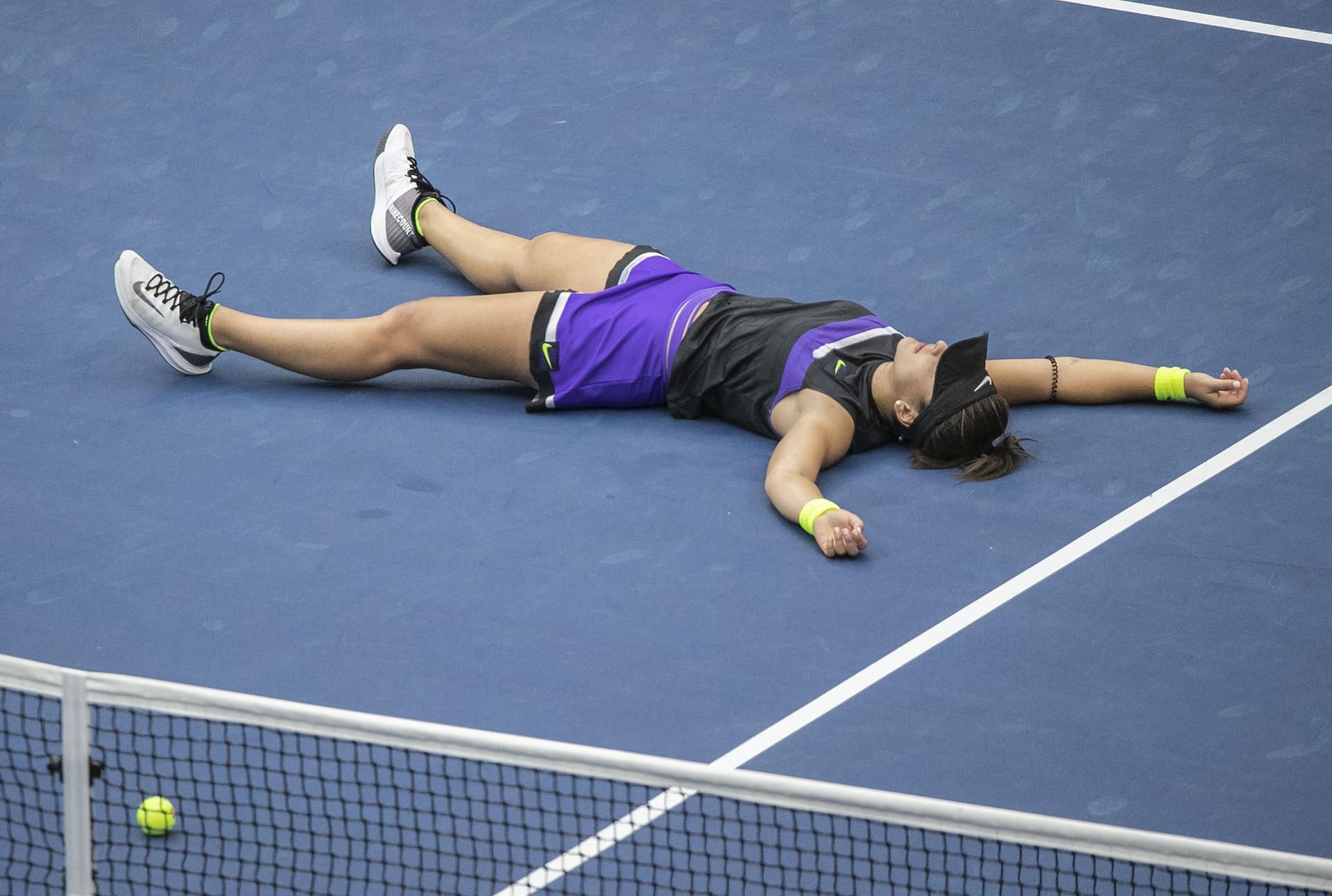 Der Moment des Triumphs: Bianca Andreescu fällt auf den Boden des Arthur Ashe Stadiums in New York.