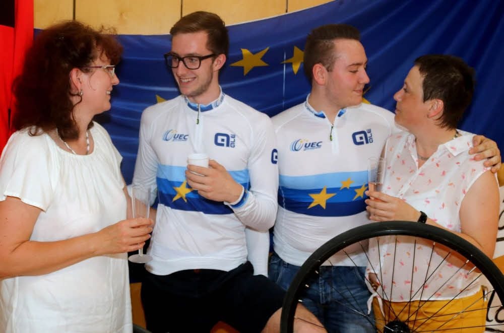 Christina und Eric Haedicke sowie Manuela und Max Rückschloss (von links) stoßen auf den Gewinn des EM-Titels an.