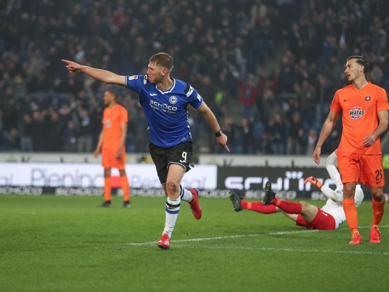 Bielefeld-Torschütze Fabian Klos feiert seinen Treffer zum 2:0-Endstand gegen Aue. Foto: Friso Gentsch