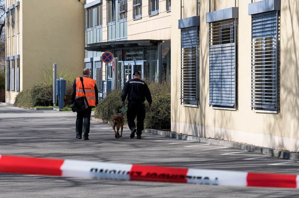 Mit einem Spürhund wurde das Gebäude des Jobcenters durchsucht.